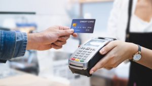 Quẹt thẻ tín dụng là gì? Tốn phí không? Có nên cà thẻ không?